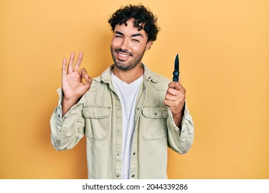 Man holding a pocket knife